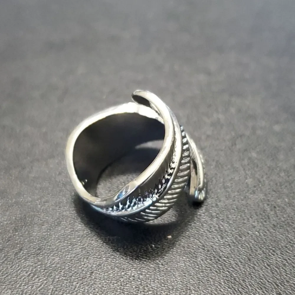 Silver tone textured leaf ring size 7.5